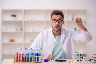 Laboratuvarda çalışan genç bir kimyager.