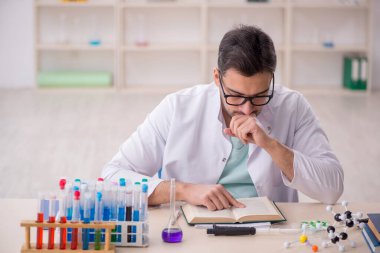 Laboratuvarda çalışan genç bir kimyager.