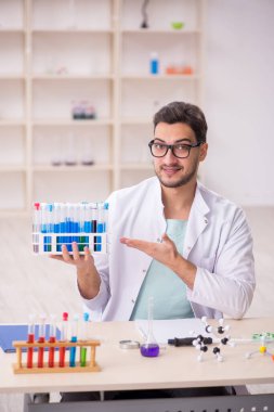 Laboratuvarda çalışan genç bir kimyager.