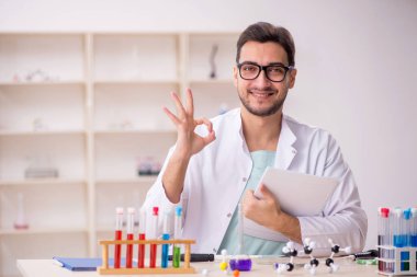 Laboratuvarda çalışan genç bir kimyager.