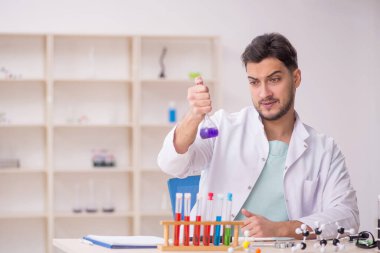 Laboratuvarda çalışan genç bir kimyager.