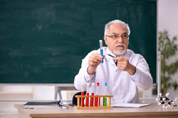 教室の化学の先生 — ストック写真