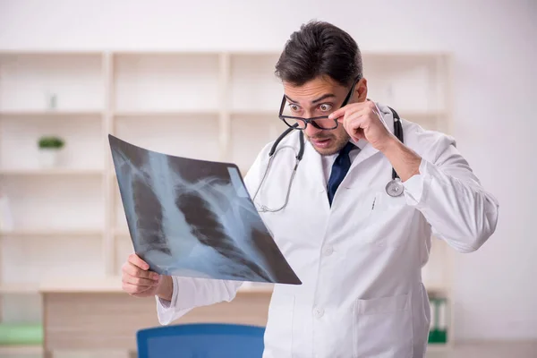 Hastanede Çalışan Genç Doktor Radyoloji Uzmanı — Stok fotoğraf