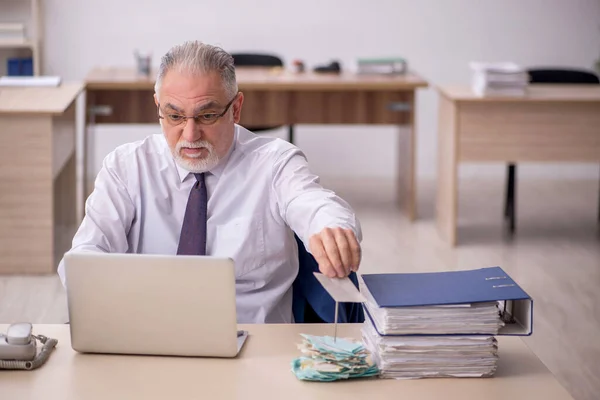Old Employee Sitting Workplace — Foto Stock