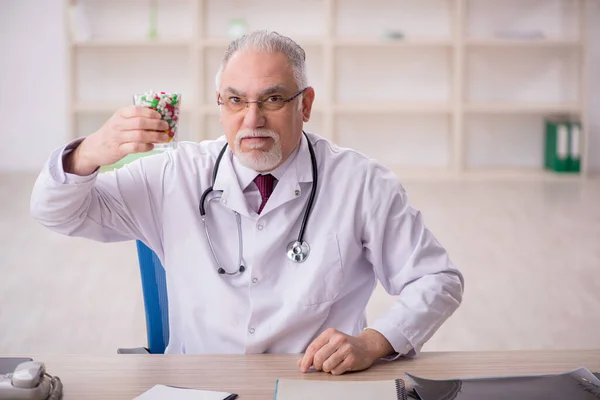 Alter Arzt Schlägt Pillen Der Klinik Vor — Stockfoto