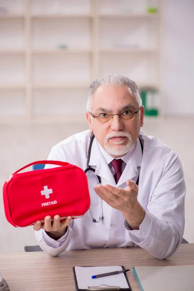 救急袋を持っている古い医者 — ストック写真