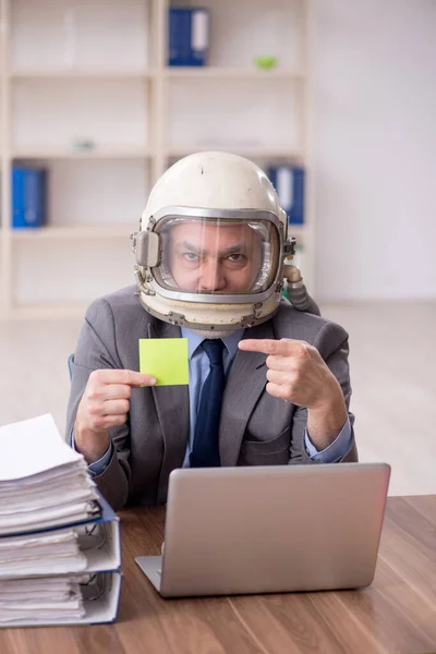 オフィスで宇宙服を着た従業員 — ストック写真