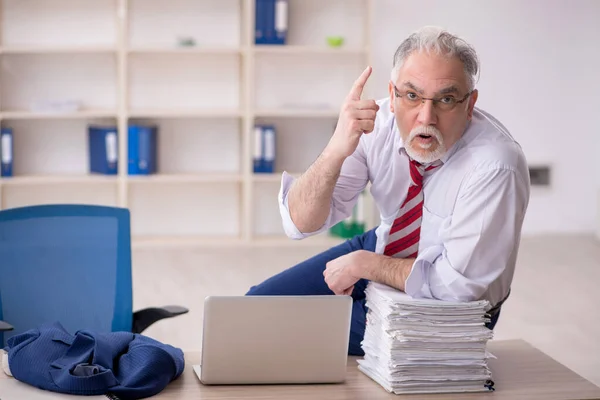 Old Employee Unhappy Excessive Work Workplace — Fotografia de Stock