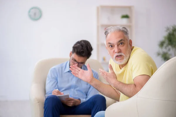 Yaşlı Adam Genç Psikoterapisti Ziyaret Ediyor — Stok fotoğraf