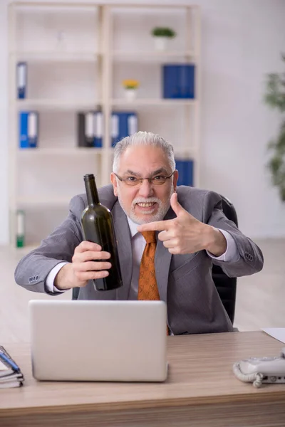 Stary Pracownik Pijący Alkohol Miejscu Pracy — Zdjęcie stockowe