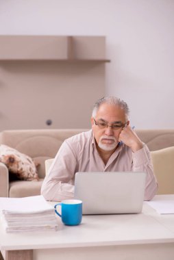 Salgın sırasında evde çalışan eski bir patron.