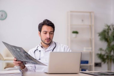 Hastanede çalışan genç doktor radyoloji uzmanı.