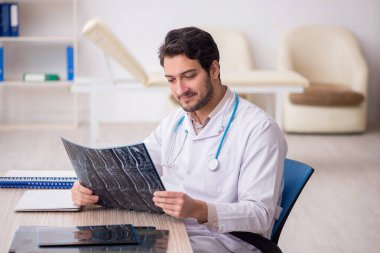 Hastanede çalışan genç doktor radyoloji uzmanı.