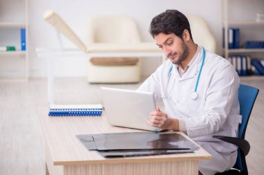 Teletıp konseptinde genç doktor