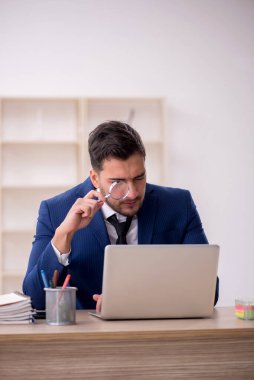 İş yerinde çalışan genç bir işadamı