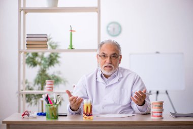 Klinikte çalışan yaşlı bir dişçi.