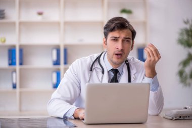 Teletıp konseptinde genç doktor