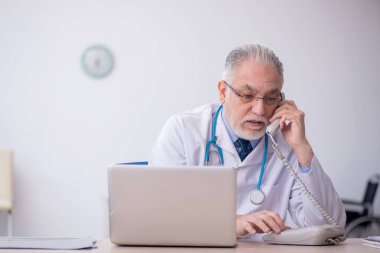 Teletıp konseptinde yaşlı bir doktor.