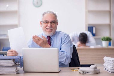 İş yerinde çalışan iki meslektaş