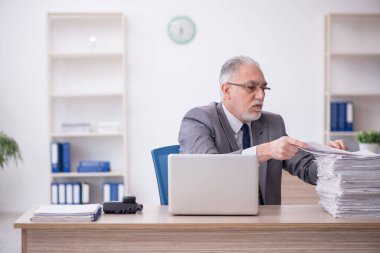 İş yerinde çalışan eski bir işadamı