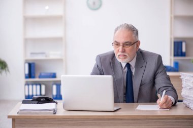 İş yerinde çalışan eski bir işadamı