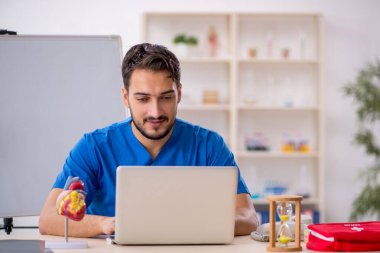 Teletıp konseptinde genç doktor