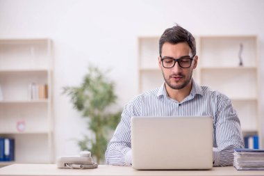 Ofiste çalışan genç işadamı.