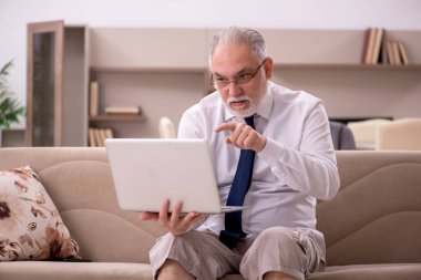 Salgın sırasında evden çalışan eski bir işadamı