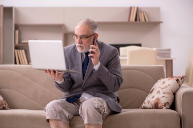 Salgın sırasında evden çalışan eski bir işadamı