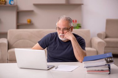 Yaşlı adam salgın sırasında evden çalışıyor.