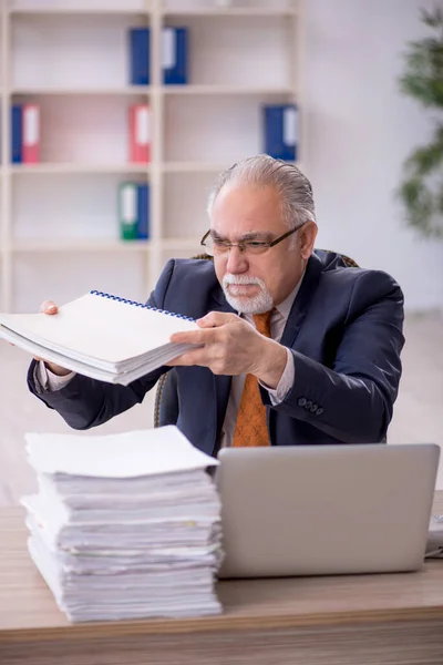 Alter Geschäftsmann Mitarbeiter Unzufrieden Mit Exzessiver Arbeit Büro — Stockfoto