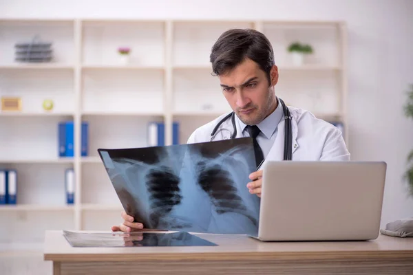 Młody Lekarz Radiolog Pracujący Klinice — Zdjęcie stockowe