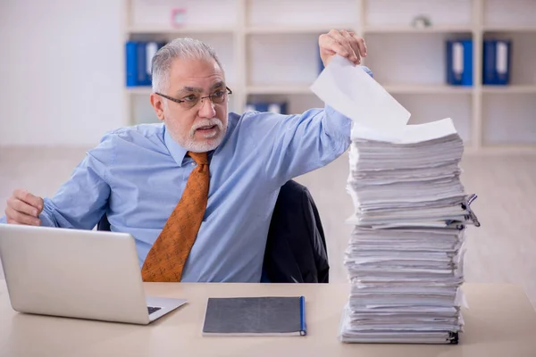 Old Male Employee Too Much Work Workplace — Photo
