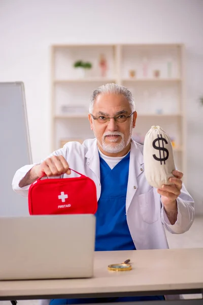 Old Doctor Remuneration Concept — Stock Photo, Image
