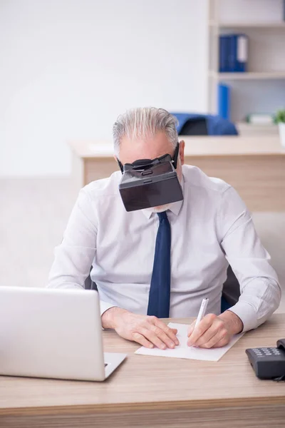 Old Businessman Employee Wearing Virtual Glasses Office — Stock Fotó
