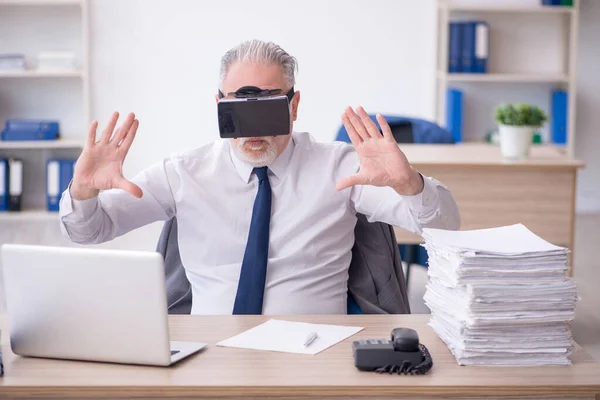 Old Businessman Employee Wearing Virtual Glasses Office — Stock fotografie
