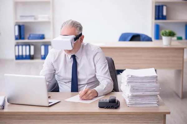 Old Businessman Employee Wearing Virtual Glasses Office — Photo