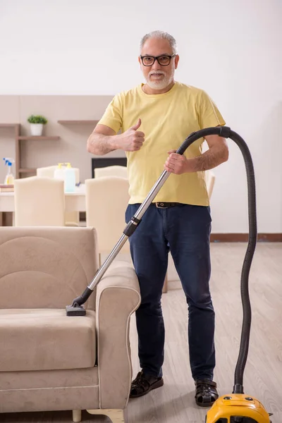 Yaşlı Adam Evi Temizliyor — Stok fotoğraf