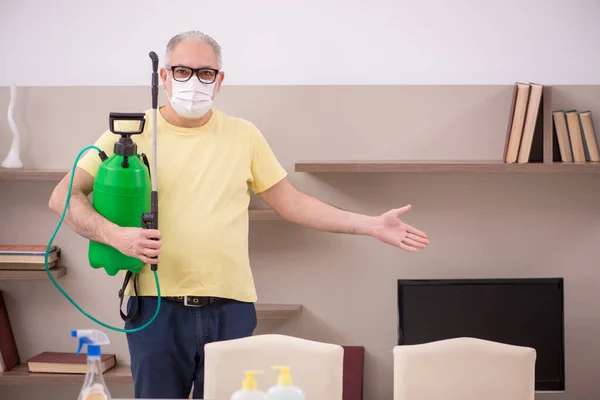 Old Man Cleaning House — Stock Photo, Image