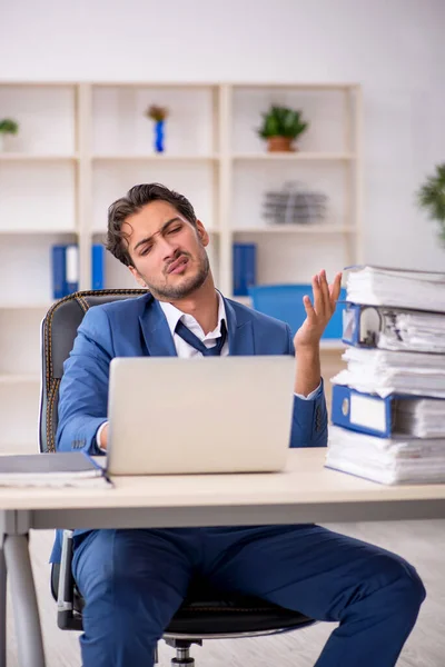 Giovane Imprenditore Dipendente Infelice Con Lavoro Eccessivo Ufficio — Foto Stock