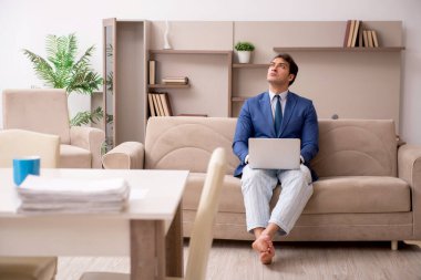 Salgın sırasında evden çalışan genç bir işadamı