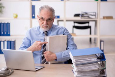 İş yerinde çalışan eski patron.