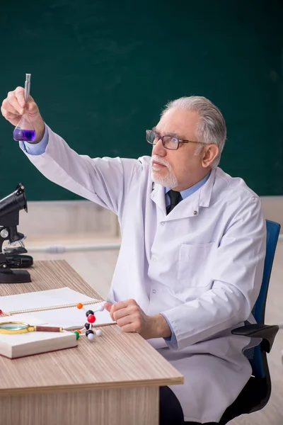Old Chemist Teacher Sitting Classroom — Photo