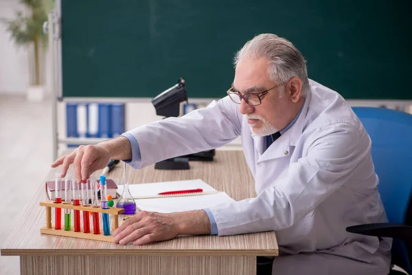 Старий Вчитель Хімії Сидить Класі — стокове фото