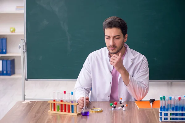 Young Chemistry Teacher Sitting Classroom — Zdjęcie stockowe