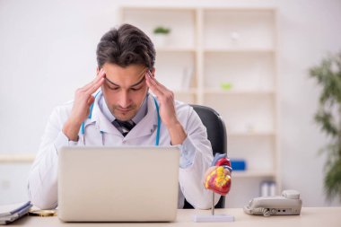 Teletıp konseptinde genç doktor