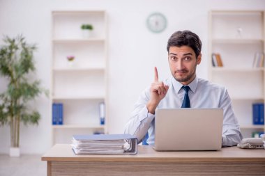 İş yerinde çalışan genç bir çalışan.