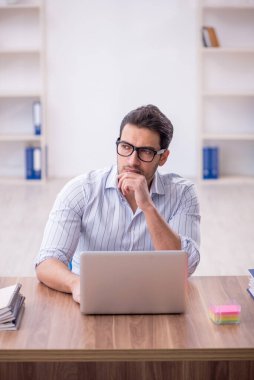 İş yerinde çalışan genç bir işadamı