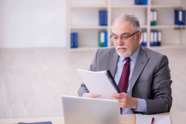 Ofiste çalışan eski patron.