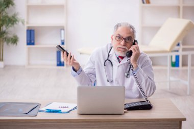 Teletıp konseptinde yaşlı bir doktor.